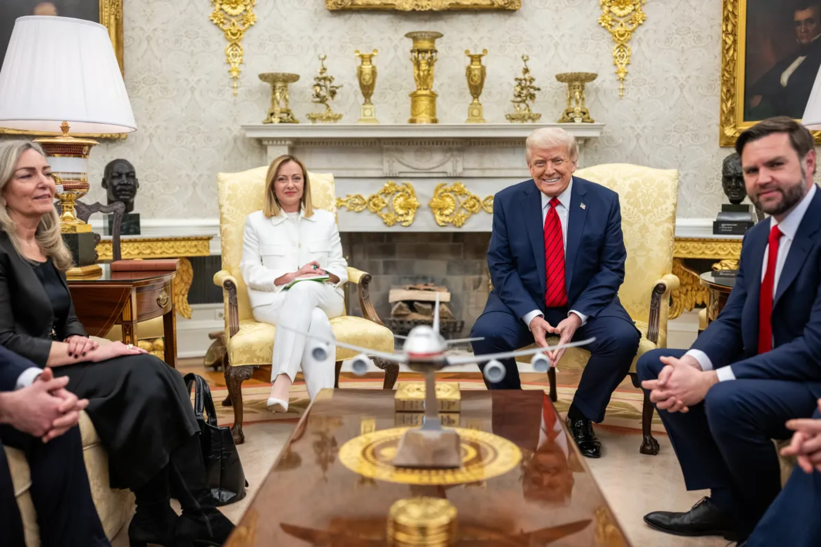 Trump volta a atacar Meloni às vésperas de reunião da Otan