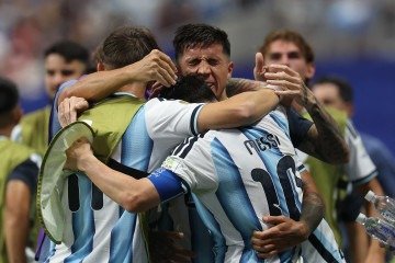 O atacante número 10 da Argentina, Lionel Messi, comemora com seus companheiros de equipe após o terceiro gol de sua equipe durante a partida das oitavas de final da Copa do Mundo de 2026 entre Argentina e Egito, no Estádio de Atlanta       -  (crédito: Odd ANDERSEN / AFP)