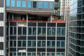 O chamado relatava problemas em um prédio de 37 andares no número 235 da Rua 42 Leste, que está sendo convertido de um edifício comercial para um residencial -  (crédito: Reprodução/ X @FDNY)