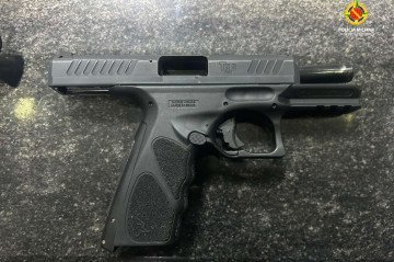 Polícia apreendeu uma pistola e munições com pai e filho presos por racha em Ceilândia -  (crédito: PMDF/Divulgação)