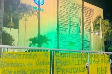 Protesto do Núcleo BR cobra mudanças na CBF: 'Respeitem a história da única pentacampeã' - (crédito: Reprodução/Instagram Núcleo BR) Protesto do Núcleo BR cobra mudanças na CBF: 'Respeitem a história da única pentacampeã' - (crédito: Reprodução/Instagram Núcleo BR)