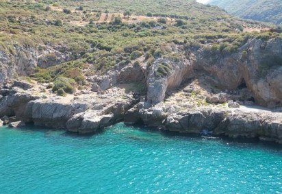 Cavernas costeiras como esta, na Turquia, foram palco da coexist&ecirc;ncia e troca cultural entre Homo sapiens e neandertais -  (crédito: KyotoU/Naoki Morimoto) -Cavernas costeiras como esta, na Turquia, foram palco da coexist&ecirc;ncia e troca cultural entre Homo sapiens e neandertais -  (crédito: KyotoU/Naoki Morimoto)