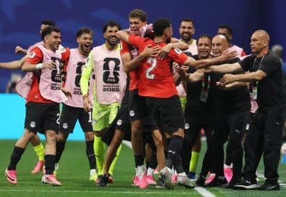 O defensor egípcio Yasser Ibrahim (nº 02) comemora com os companheiros de equipe após marcar o primeiro gol de seu time durante a partida das oitavas de final da Copa do Mundo de 2026 entre Argentina e Egito, no Atlanta Stadium, em Atlanta, em 7 de julho de 2026       -  (crédito: ODD ANDERSEN / AFP) -O defensor egípcio Yasser Ibrahim (nº 02) comemora com os companheiros de equipe após marcar o primeiro gol de seu time durante a partida das oitavas de final da Copa do Mundo de 2026 entre Argentina e Egito, no Atlanta Stadium, em Atlanta, em 7 de julho de 2026       -  (crédito: ODD ANDERSEN / AFP)