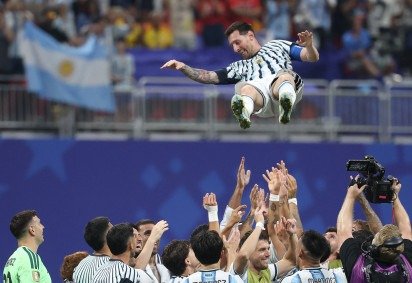 Lionel Messi flutua como quem aben&ccedil;oa a Argentina na classifica&ccedil;&atilde;o &agrave;s quartas de final  -  (crédito: Odd Andersen/AFP) -Lionel Messi flutua como quem aben&ccedil;oa a Argentina na classifica&ccedil;&atilde;o &agrave;s quartas de final  -  (crédito: Odd Andersen/AFP)