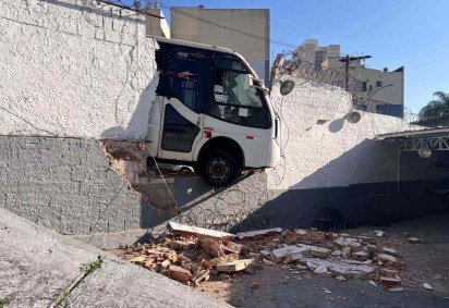 Micro-&ocirc;nibus bate em muro e passageiros saem pelas janelas em BH -  (crédito: Edesio Ferreira/EM)