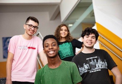 O benefício inclui materiais didáticos, mentoria para desenvolvimento socioemocional e carreira, reforço escolar online e acesso à rede de apoio do programa.  -  (crédito: Acervo Instituto Somos)