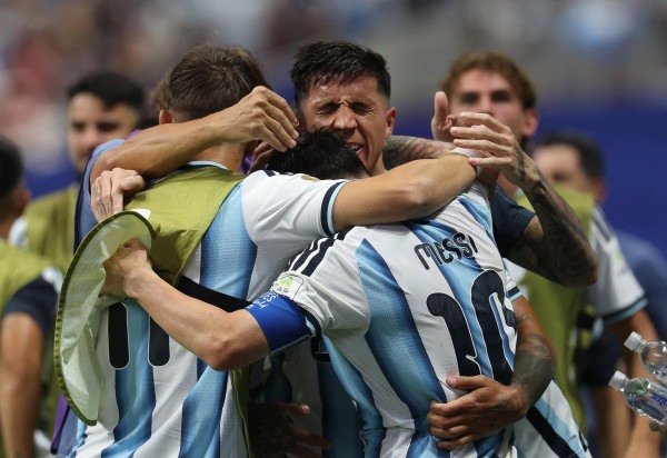 O atacante número 10 da Argentina, Lionel Messi, comemora com seus companheiros de equipe após o terceiro gol de sua equipe durante a partida das oitavas de final da Copa do Mundo de 2026 entre Argentina e Egito, no Estádio de Atlanta       -  (crédito: Odd ANDERSEN / AFP)