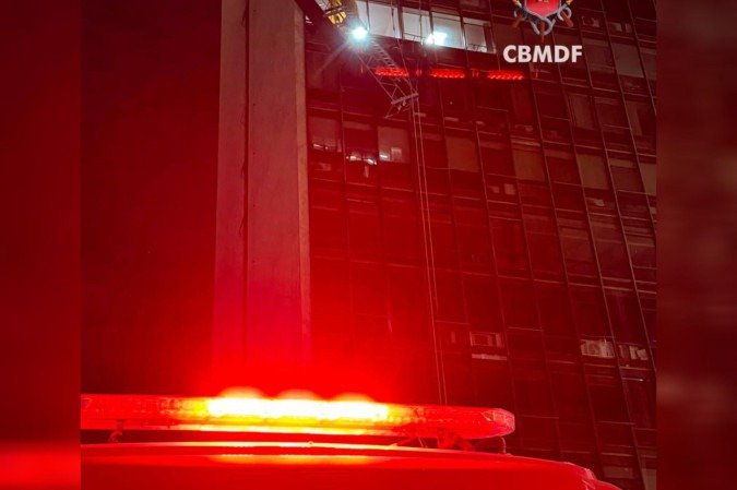 Dois operários ficam presos em andaime e são resgatados por Corpo de Bombeiros - (crédito: CBMDF/Divulgação) Dois operários ficam presos em andaime e são resgatados por Corpo de Bombeiros - (crédito: CBMDF/Divulgação)