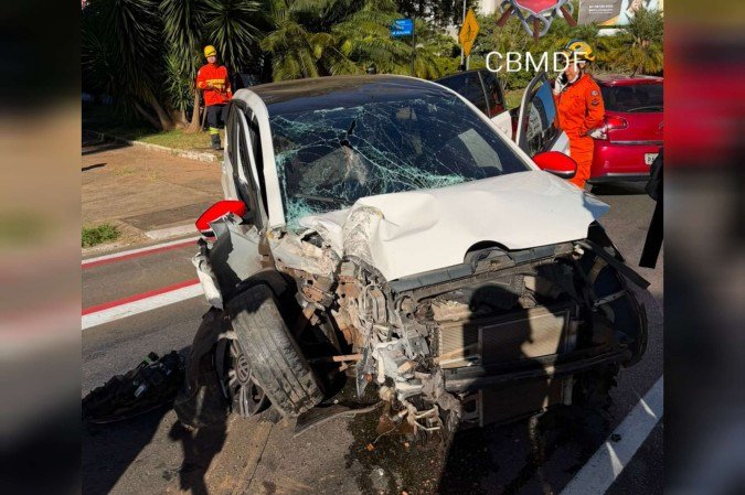 Carro bate em poste e deixa parte de Águas Claras sem energia - (crédito: CBMDF/Divulgação) Carro bate em poste e deixa parte de Águas Claras sem energia - (crédito: CBMDF/Divulgação)