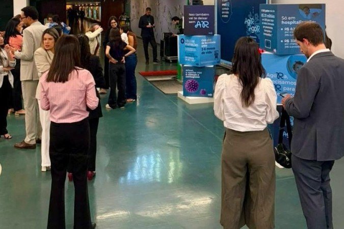 Público interage com os estandes informativos da mostra Agir Agora: Bronquiolite em Bebês na Câmara dos Deputados - (crédito: Divulgação) Público interage com os estandes informativos da mostra Agir Agora: Bronquiolite em Bebês na Câmara dos Deputados - (crédito: Divulgação)