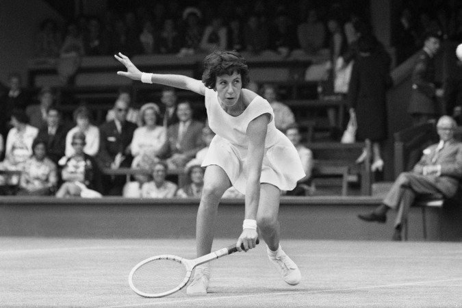 No início dos anos 1960, Maria Esther Bueno chocou os dirigentes de Wimbledon ao entrar em quadra usando roupa íntima rosa - (crédito: Getty Images) No início dos anos 1960, Maria Esther Bueno chocou os dirigentes de Wimbledon ao entrar em quadra usando roupa íntima rosa - (crédito: Getty Images)