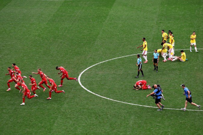 Jogadores da Suíça comemoram vaga conquistada contra a Colômbia, após vitória nos pênaltis pelas oitavas de final da Copa do Mundo       -  (crédito:  AFP)