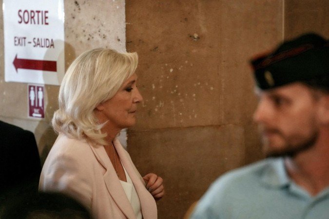 Marine Le Pen deixa local após o veredito do julgamento de recurso sobre desvio de fundos públicos europeus em um caso de supostos empregos fictícios no Parlamento Europeu, no Tribunal de Apelação de Paris, em 7 de julho de 2026 - (crédito: DIMITAR DILKOFF / AFP) Marine Le Pen deixa local após o veredito do julgamento de recurso sobre desvio de fundos públicos europeus em um caso de supostos empregos fictícios no Parlamento Europeu, no Tribunal de Apelação de Paris, em 7 de julho de 2026 - (crédito: DIMITAR DILKOFF / AFP)
