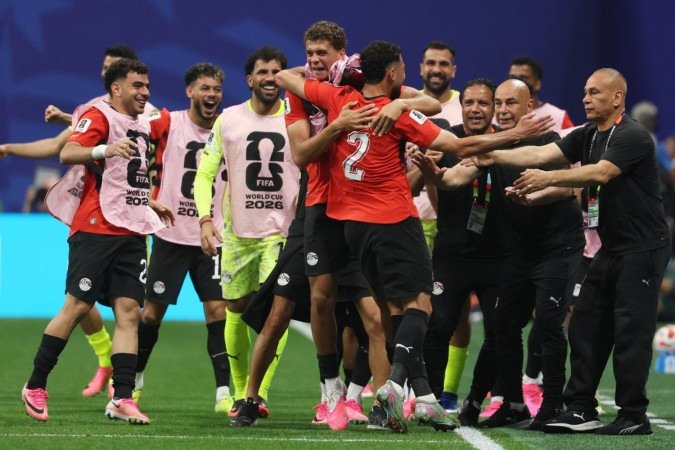 O defensor egípcio Yasser Ibrahim (nº 02) comemora com os companheiros de equipe após marcar o primeiro gol de seu time durante a partida das oitavas de final da Copa do Mundo de 2026 entre Argentina e Egito, no Atlanta Stadium, em Atlanta, em 7 de julho de 2026 - (crédito: ODD ANDERSEN / AFP) O defensor egípcio Yasser Ibrahim (nº 02) comemora com os companheiros de equipe após marcar o primeiro gol de seu time durante a partida das oitavas de final da Copa do Mundo de 2026 entre Argentina e Egito, no Atlanta Stadium, em Atlanta, em 7 de julho de 2026 - (crédito: ODD ANDERSEN / AFP)