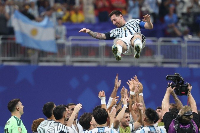Lionel Messi flutua como quem abençoa a Argentina na classificação às quartas de final - (crédito: Odd Andersen/AFP) Lionel Messi flutua como quem abençoa a Argentina na classificação às quartas de final - (crédito: Odd Andersen/AFP)