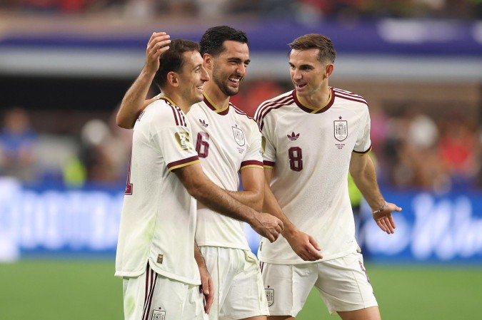  ARLINGTON, TEXAS - JULY 06: (L-R) Mikel Oyarzabal #21, Mikel Merino #6 and Fabian Mikel Merino, ao centro, marcou, nos acréscimos, o gol que devolveu a Espanha às quartas de final da Copa do Mundo

       -  (crédito: Molly Darlington/AFP)