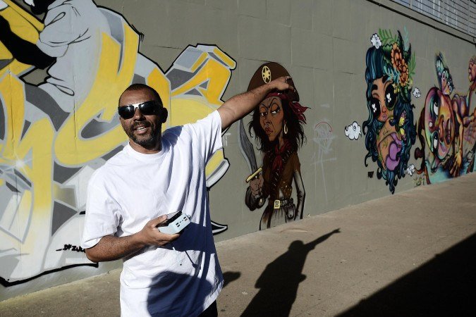 Projeto 1000 Cores reúne 30 artistas, mobiliza voluntários e valoriza a cultura hip-hop em Ceilândia; na foto, Fernando Elon, curador do projeto, na estaão do metrô Guariroba, em Ceilândia - (crédito: Minervino Júnior/CB/D.A.Press) Projeto 1000 Cores reúne 30 artistas, mobiliza voluntários e valoriza a cultura hip-hop em Ceilândia; na foto, Fernando Elon, curador do projeto, na estaão do metrô Guariroba, em Ceilândia - (crédito: Minervino Júnior/CB/D.A.Press)