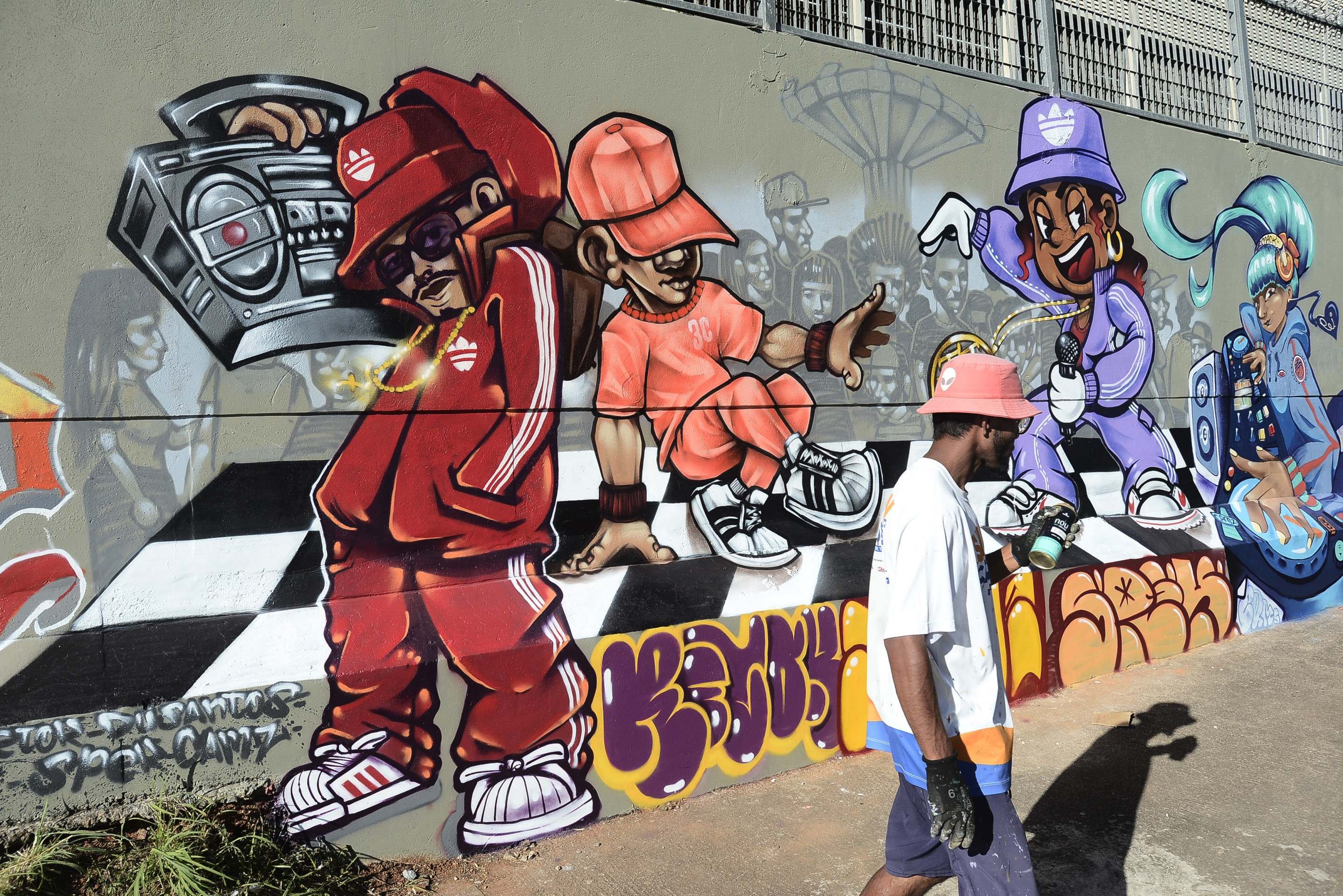 Projeto 1000 Cores re&uacute;ne 30 artistas, mobiliza volunt&aacute;rios e valoriza a cultura hip-hop em Ceil&acirc;ndia; na foto, grafite na esta&ccedil;&atilde;o do metr&ocirc; Guariroba da Ceil&acirc;ndia