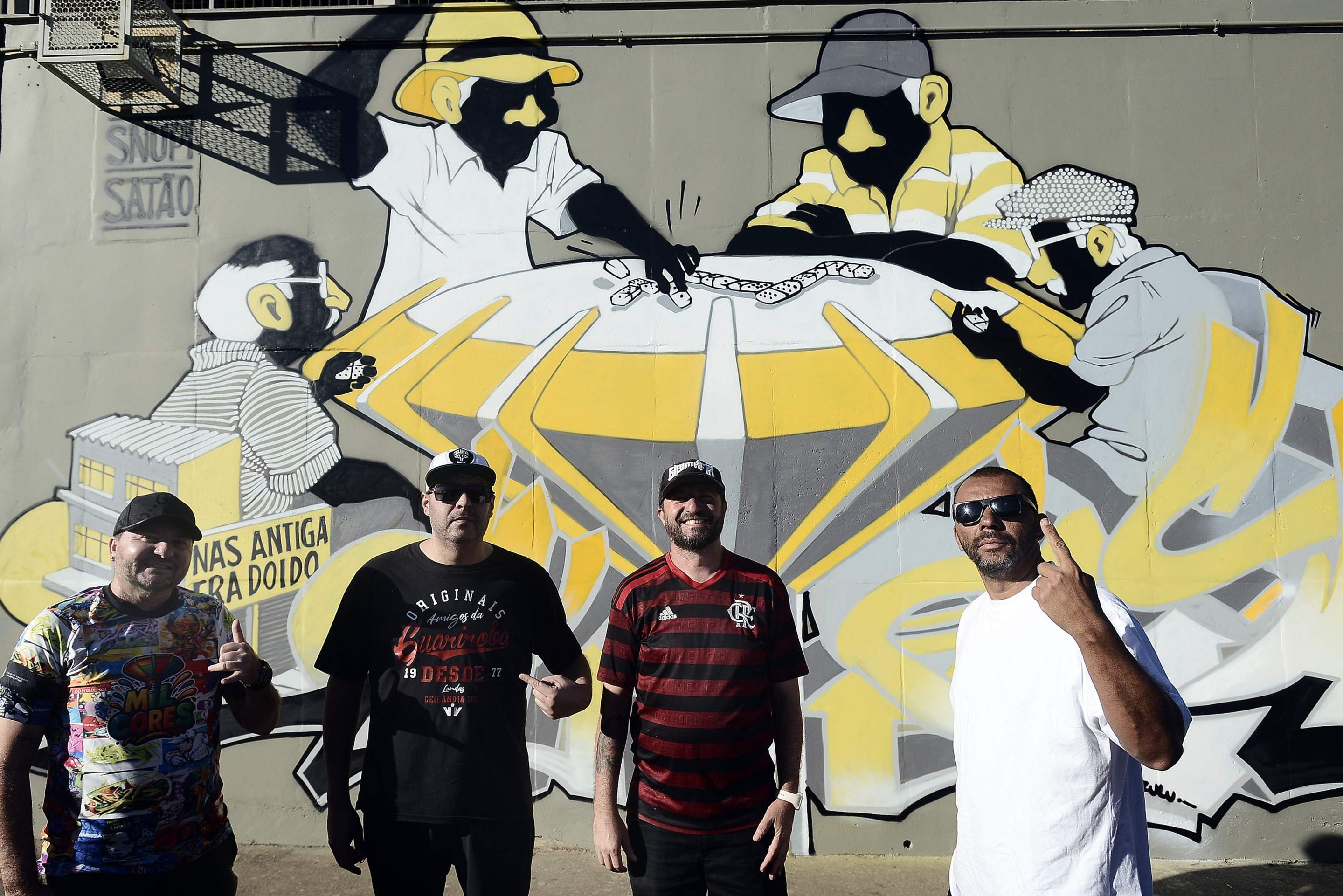 Projeto 1000 Cores re&uacute;ne 30 artistas, mobiliza volunt&aacute;rios e valoriza a cultura hip-hop em Ceil&acirc;ndia; na foto, da esquerda para a direita: Carlos Kamar&atilde;o, organizador do projeto; Danielton Lima, morador de Ceil&acirc;ndia; Betinho, organizador do projeto; e Fernando Elon, curador