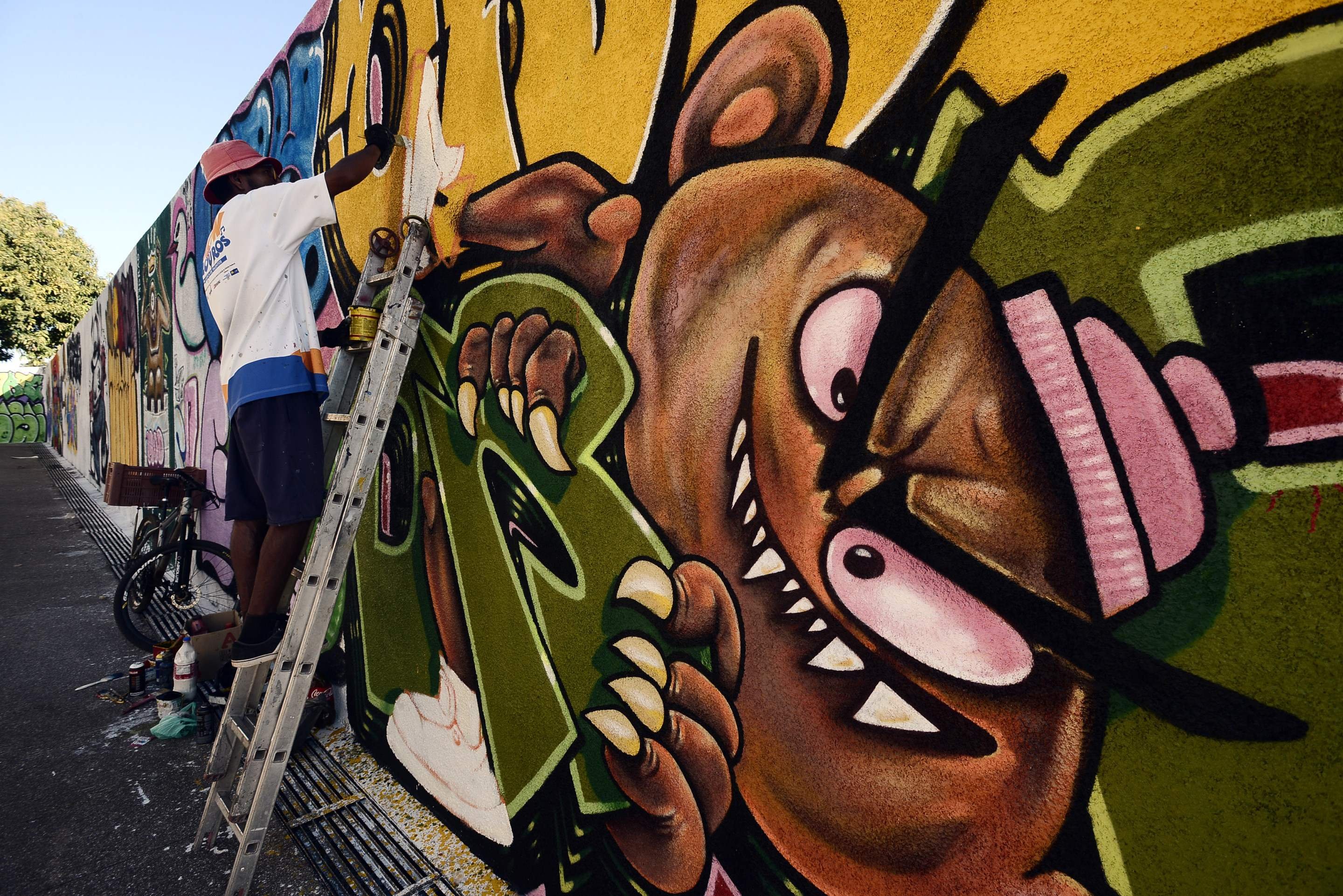Projeto 1000 Cores re&uacute;ne 30 artistas, mobiliza volunt&aacute;rios e valoriza a cultura hip-hop em Ceil&acirc;ndia; na foto, grafite na esta&ccedil;&atilde;o do metr&ocirc; Guariroba da Ceil&acirc;ndia