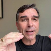 Flávio foi acusado pela madrasta de misoginia e teve o nome envolvido no escândalo do Master -  (crédito: Reprodução/YouTube Flávio Bolsonaro)