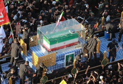 Multidões de pessoas em luto cercam o cortejo que transporta o caixão do falecido líder supremo do Irã, Ali Khamenei, durante uma procissão fúnebre em Najaf, em 8 de julho de 2026. -  (crédito:  AFP) -Multidões de pessoas em luto cercam o cortejo que transporta o caixão do falecido líder supremo do Irã, Ali Khamenei, durante uma procissão fúnebre em Najaf, em 8 de julho de 2026. -  (crédito:  AFP)