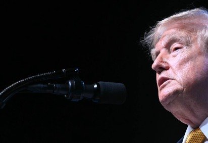  US President Donald Trump speaks to the press during a NATO Summit at Bestepe Presidential Compound in Ankara, on July 8, 2026. The summit comes at a fraught time for the 77-year-old transatlantic alliance, with the US President demanding members make good on a pledge to ramp up defence spending as Washington takes a step back from Europe. (Photo by SAUL LOEB / AFP)
      Caption  -  (crédito:  AFP)