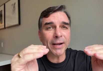 Flávio foi acusado pela madrasta de misoginia e teve o nome envolvido no escândalo do Master -  (crédito: Reprodução/YouTube Flávio Bolsonaro) -Flávio foi acusado pela madrasta de misoginia e teve o nome envolvido no escândalo do Master -  (crédito: Reprodução/YouTube Flávio Bolsonaro)