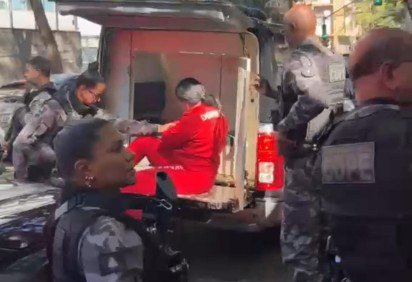 A diarista Paola Stéfany Neto Cirino chegando no apartamento em BH para reconstituição de crime

 -  (crédito: Reprodução)