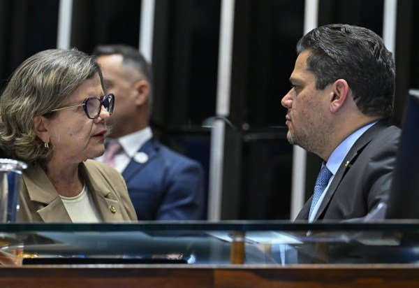 Líder do governo no Senado, Teresa Leitão, e líder do PT na Casa Camilo Santana têm a missão de estreitar laços entre Lula e o presidente do Congresso, Davi Alcolumbre -  (crédito: Waldemir Barreto/Agência Senado)