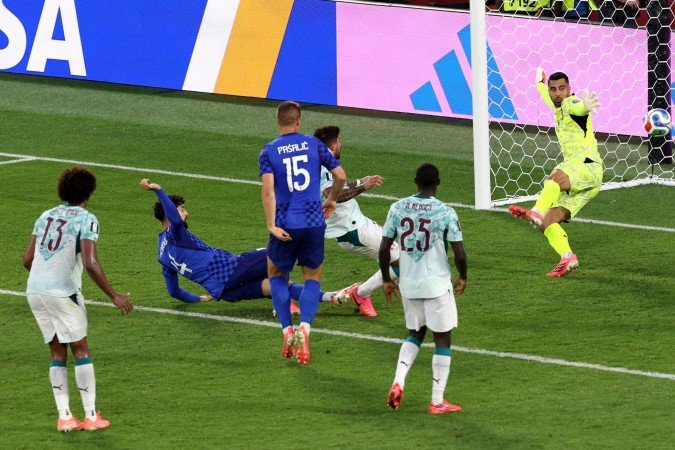 Gvardiol empurra para o gol para empatar a partida entre Portugal e Croácia em 2 x 2. Posteriormente, gol foi anulado por toque no cabelo do atacante croata Igor Mantanovic, que estava impedido. Chip na bola detectou o contato      