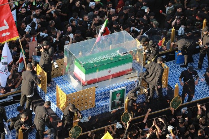 Multidões de pessoas em luto cercam o cortejo que transporta o caixão do falecido líder supremo do Irã, Ali Khamenei, durante uma procissão fúnebre em Najaf, em 8 de julho de 2026. - (crédito: AFP) Multidões de pessoas em luto cercam o cortejo que transporta o caixão do falecido líder supremo do Irã, Ali Khamenei, durante uma procissão fúnebre em Najaf, em 8 de julho de 2026. - (crédito: AFP)