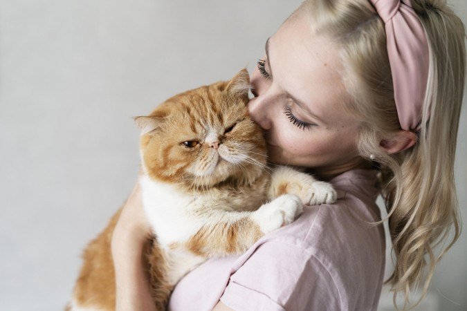 Demonstrando afeto ao gato com beijinhos