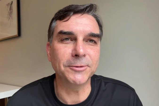 Flávio Bolsonaro desembarca no Ceará em meio a impasse no PL