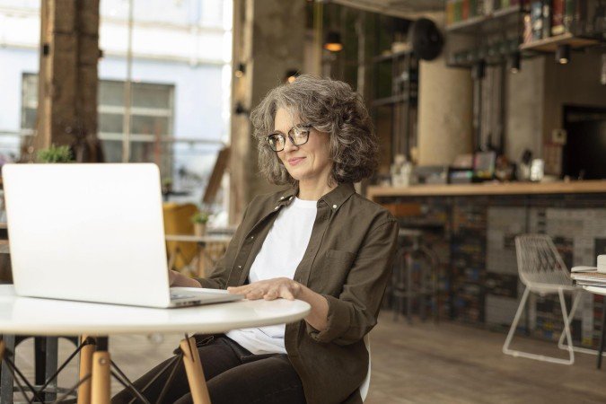 A demência de início precoce afeta as pessoas durante seus anos mais produtivos e está associada a uma menor capacidade de trabalho. Como consequência, vêm o desemprego e o abandono da atividade laboral antes do planejado - (crédito: Imagem de freepik) A demência de início precoce afeta as pessoas durante seus anos mais produtivos e está associada a uma menor capacidade de trabalho. Como consequência, vêm o desemprego e o abandono da atividade laboral antes do planejado - (crédito: Imagem de freepik)