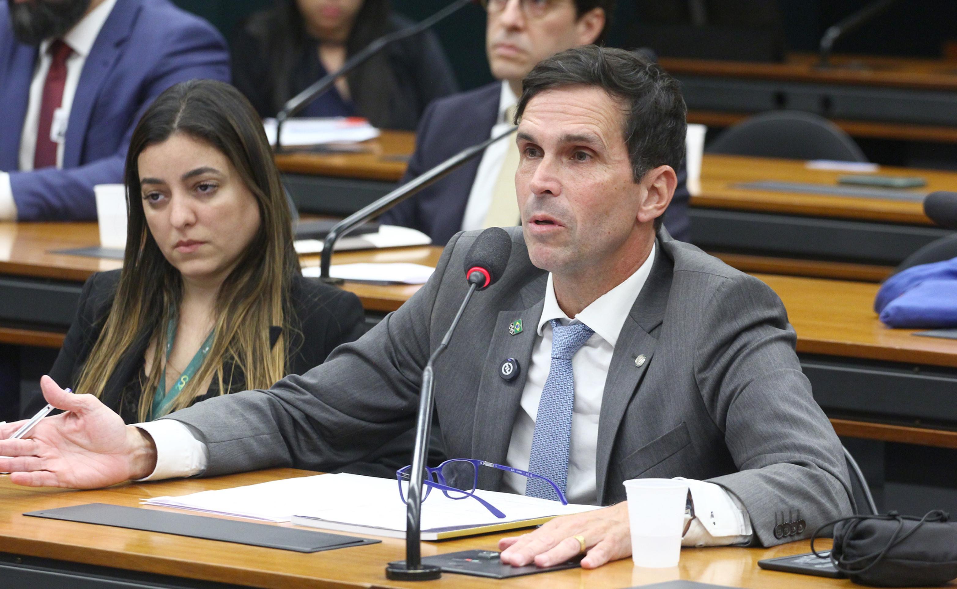 Deputado defende proibição de publicidade de bets no esporte