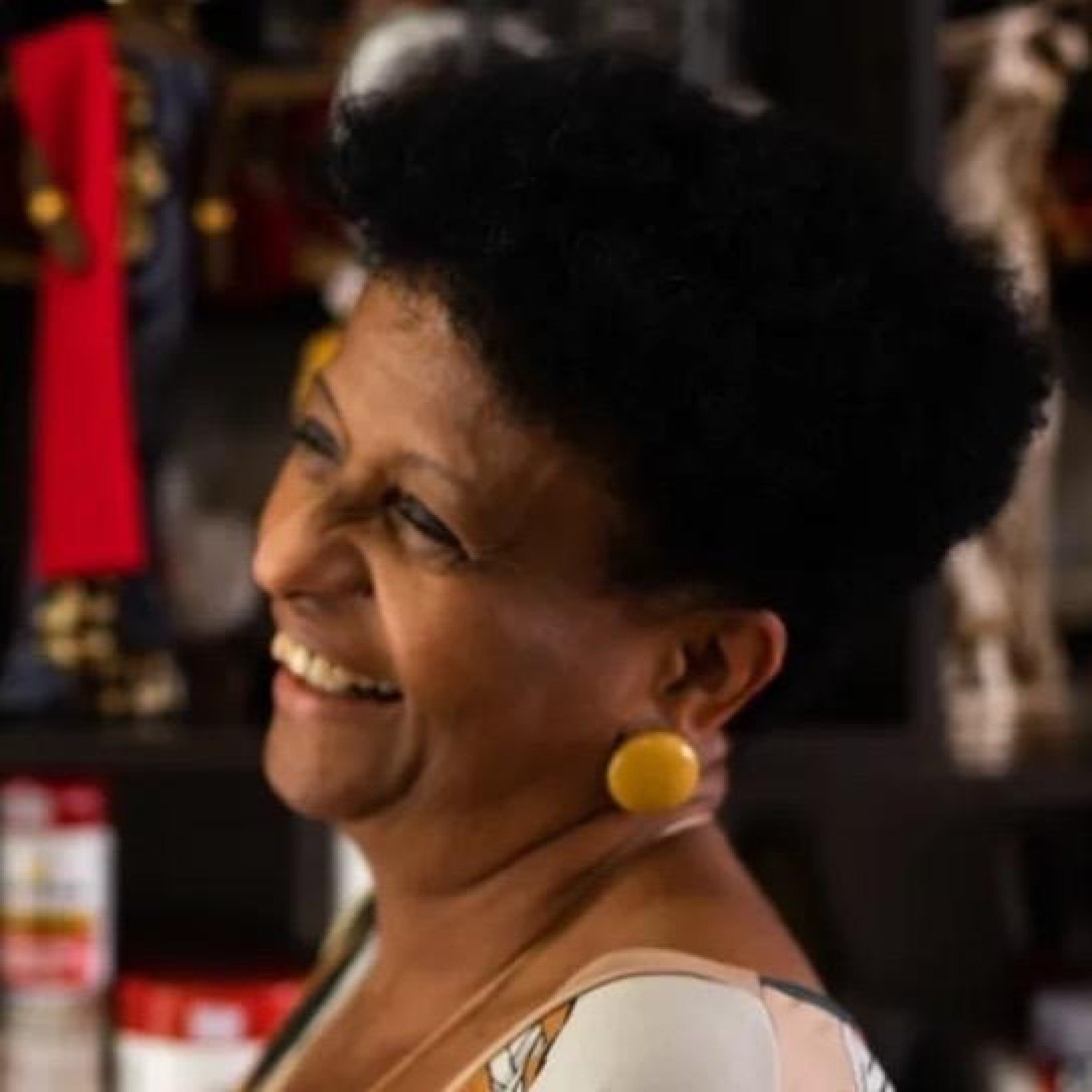 Gra&ccedil;a Santos &eacute; psic&oacute;loga, ativista e criou o primeiro sal&atilde;o afro de Bras&iacute;lia, h&aacute; 34 anos