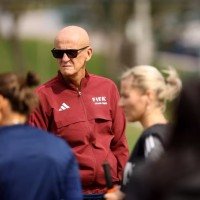  Collina: 'Queremos tornar as chamadas do VAR mais compreensíveis aos espectadores' Ex-árbitro e atual presidente do Comitê de Árbitros da FIFA, Pierluigi Collina, acredita que o VAR deve ser mais compreensível no estádio e na TV em meio a testes na Copa do Mundo de Clubes. -  (crédito:  Reprodução/FIFA)