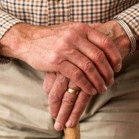 Caracterizada pela morte gradual de células produtoras de dopamina, a doença de Parkinson causa sintomas como espasmos, perda de equilíbrio e rigidez muscular -  (crédito: Rawpixel/Divulgação )