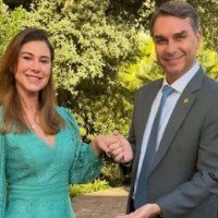 Flávio Bolsonaro decidiu ampliar o protagonismo da mulher, Fernanda, em aceno ao eleitorado feminino   -  (crédito: Reprodução/Instagram/@flaviobolsonaro)
