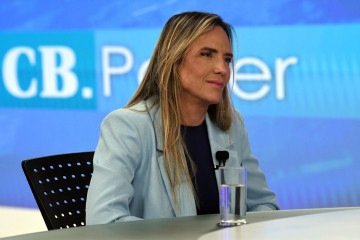 A governadora Celina Le&atilde;o &eacute; a entrevistada do CB.Poder. Na bancada, as jornalistas Ana Maria Campos e Denise Rothenburg -  (crédito:  Marcelo Ferreira/CB/D.A Press)