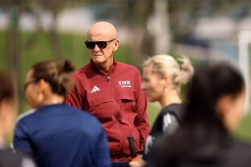Collina: 'Queremos tornar as chamadas do VAR mais compreensíveis aos espectadores' Ex-árbitro e atual presidente do Comitê de Árbitros da FIFA, Pierluigi Collina, acredita que o VAR deve ser mais compreensível no estádio e na TV em meio a testes na Copa do Mundo de Clubes. - (crédito: Reprodução/FIFA) Collina: 'Queremos tornar as chamadas do VAR mais compreensíveis aos espectadores' Ex-árbitro e atual presidente do Comitê de Árbitros da FIFA, Pierluigi Collina, acredita que o VAR deve ser mais compreensível no estádio e na TV em meio a testes na Copa do Mundo de Clubes. - (crédito: Reprodução/FIFA)
