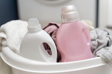 O uso de roupas novas sem lavagem pode desencadear sintomas como vermelhidão, coceira, ardor e dermatite de contato. -  (crédito: Reprodução/Freepik)