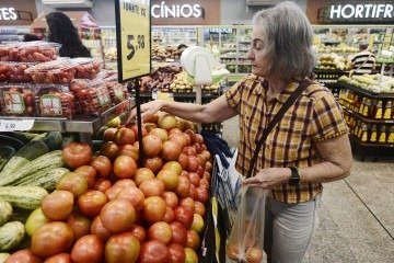 A dona de casa Cleni Neves percebeu o aumento de preço principalmente nas verduras e se organiza para comprar em dia de promoção - (crédito: Minervino Júnior/CB) A dona de casa Cleni Neves percebeu o aumento de preço principalmente nas verduras e se organiza para comprar em dia de promoção - (crédito: Minervino Júnior/CB)