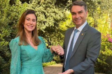 Flávio Bolsonaro e a mulher, Fernanda: campanha acena ao eleitorado feminino após acusações recentes de misoginia -  (crédito: Reprodução/Instagram/@flaviobolsonaro)