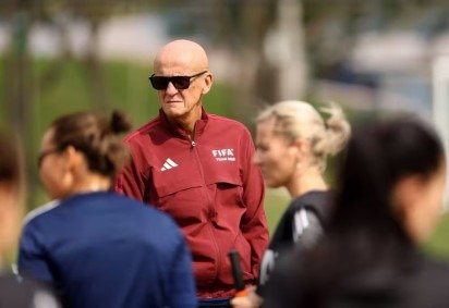  Collina: 'Queremos tornar as chamadas do VAR mais compreens&iacute;veis aos espectadores' Ex-&aacute;rbitro e atual presidente do Comit&ecirc; de &Aacute;rbitros da FIFA, Pierluigi Collina, acredita que o VAR deve ser mais compreens&iacute;vel no est&aacute;dio e na TV em meio a testes na Copa do Mundo de Clubes. -  (cr&eacute;dito:  Reprodu&ccedil;&atilde;o/FIFA) - Collina: 'Queremos tornar as chamadas do VAR mais compreens&iacute;veis aos espectadores' Ex-&aacute;rbitro e atual presidente do Comit&ecirc; de &Aacute;rbitros da FIFA, Pierluigi Collina, acredita que o VAR deve ser mais compreens&iacute;vel no est&aacute;dio e na TV em meio a testes na Copa do Mundo de Clubes. -  (cr&eacute;dito:  Reprodu&ccedil;&atilde;o/FIFA)