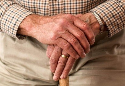 Caracterizada pela morte gradual de células produtoras de dopamina, a doença de Parkinson causa sintomas como espasmos, perda de equilíbrio e rigidez muscular -  (crédito: Rawpixel/Divulgação ) -Caracterizada pela morte gradual de células produtoras de dopamina, a doença de Parkinson causa sintomas como espasmos, perda de equilíbrio e rigidez muscular -  (crédito: Rawpixel/Divulgação )
