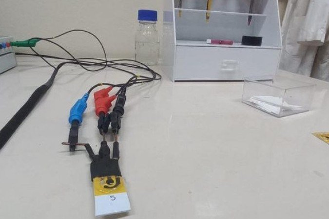O sistema de teste mostra o sensor eletroquímico desenvolvido para detecção precoce de dopamina em lágrimas, visando doenças neurológicas - (crédito: Neftalí Lênin Villarreal Carreño) O sistema de teste mostra o sensor eletroquímico desenvolvido para detecção precoce de dopamina em lágrimas, visando doenças neurológicas - (crédito: Neftalí Lênin Villarreal Carreño)