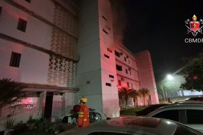 Bombeiros mobilizaram 11 viaturas para atender o incêndio na Asa Sul - (crédito: CBMDF/Divulgação) Bombeiros mobilizaram 11 viaturas para atender o incêndio na Asa Sul - (crédito: CBMDF/Divulgação)