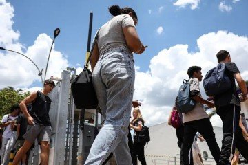 Jovens em frente a uma institui&ccedil;&atilde;o de ensino para as provas do Enem, cen&aacute;rio comum para estudantes que buscam vagas em programas como o Prouni -  (crédito: Marcelo Camargo/Ag&ecirc;ncia Brasil)